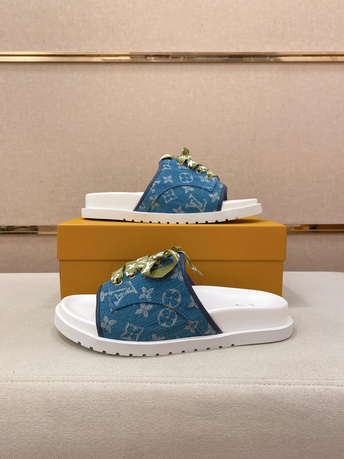 Men's shoes 💰: 340💰Made by LV🔍Top purchasing agents. Men's spring and summer slippers are available at the same counter. The uppers are imported cowhide from Italy, with logo graphics and high-quality craftsmanship. Soles: original soles specially provided by the original factory. Exclusive movable molded soles are super comfortable. Original goods follow orders. 🔍🔍High quality. You can enter and exit the counter at will. Welcome to compare. Size 38-44.